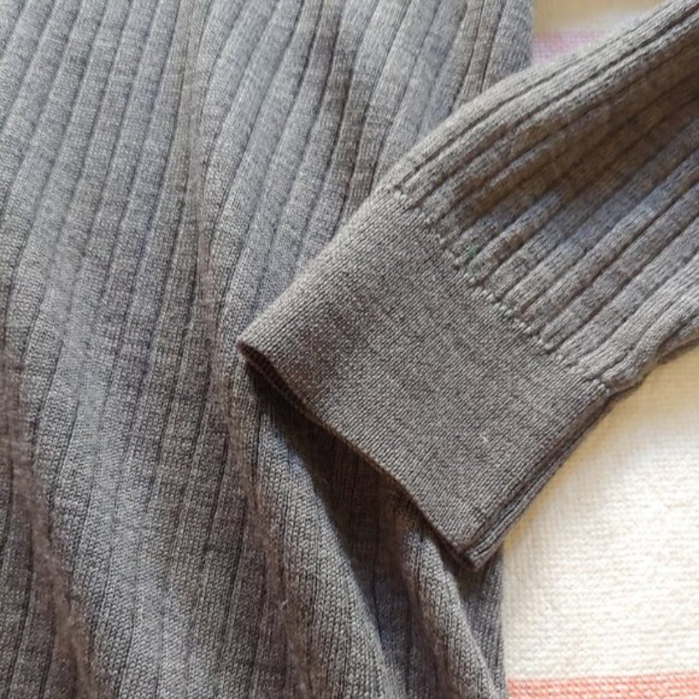 Uniqlo Merino Blend Ribbed V-Neck Sweater Gray - Picture 7 of 11